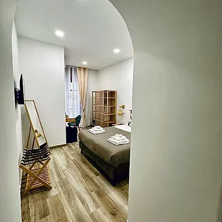 Lara's Hotel